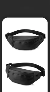 Dettaglio del marsupio sportivo nero impermeabile con cinturino regolabile e logo inciso