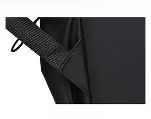 Détail de la couture triangulaire renforcée sur la bandoulière noire du sac à dos