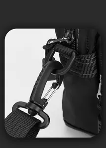 Nahaufnahme von strapazierfähigem Nylon und robustem Kunststoffhaken an der Herrentasche