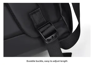 Détail de la boucle noire robuste et de la sangle en nylon du sac à dos étanche