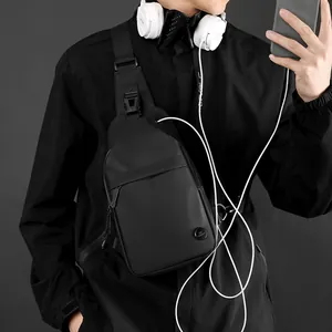 Wasserdichte Herren Brusttasche in Schwarz mit USB-Anschluss und Kopfhörerausgang