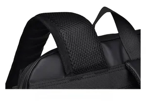 Vue détaillée des bretelles rembourrées en maille respirante du sac à dos noir