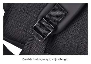 Détail de la bandoulière réglable avec boucle en plastique durable et sangle en nylon