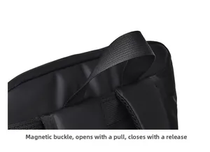 Détail de la poignée en nylon et de la fermeture magnétique sur le sac à dos noir pour PC