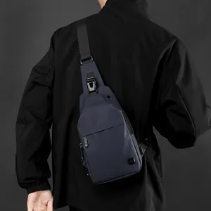 Marineblaue wasserfeste Herren-Brusttasche mit verstellbarem Gurt und Kopfhöreranschluss