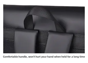 Gros plan sur la poignée tissée confortable et les coutures renforcées de ce sac à dos noir