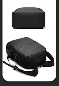 Nahaufnahme des wasserdichten schwarzen Business-Rucksacks mit Reißverschlüssen und Schnallen