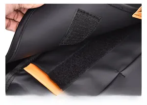 Gros plan du rabat de sac noir mat avec doublure orange et fermeture velcro précise