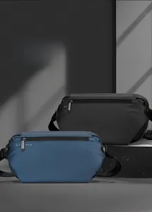 Détail montrant le sac de poitrine étanche avec plusieurs couches de rangement