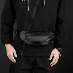 Marsupio nero impermeabile con logo TIGER indossato da un modello in stile nero minimalista