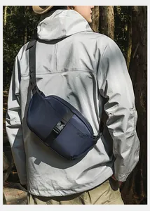 Vista esterna di una borsa a tracolla tattica blu navy con cinturino nero regolabile
