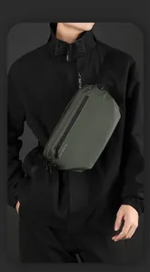 Détail du sac bandoulière étanche vert olive pour hommes avec logo WEPOWER