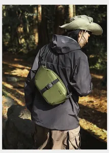 Dettaglio borsa a tracolla outdoor verde oliva con chiusura a fibbia e logo visibile