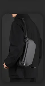 Sac bandoulière imperméable avec logo WEPOWER, vue latérale sur modèle pour style urbain