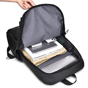 Sac à dos noir étanche pour ordinateur avec grand compartiment principal et doublure rayée