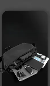 Détail du sac à bandoulière étanche avec compartiments multiples et grande capacité