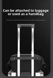 Détail du rembourrage en maille respirante et sangle de valise sur un sac à dos noir