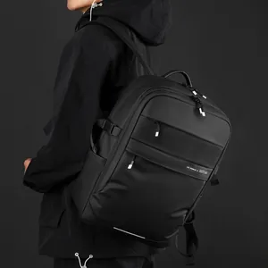 Mattschwarzer Business-Reiserucksack mit mehreren Reißverschlussfächern und Schnallen