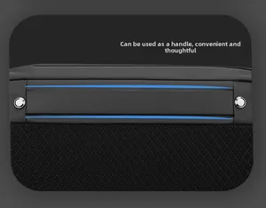 Détail de la poignée renforcée sur un sac bandoulière imperméable noir pour hommes