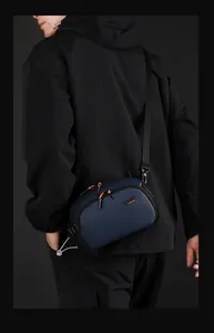 Dettaglio della borsa da viaggio in nylon blu scuro con accenti di cerniera arancione vivace
