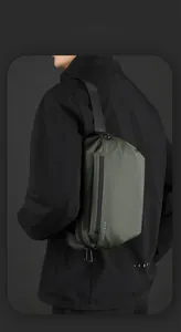 Vue arrière d'un mannequin portant un sac à bandoulière imperméable vert militaire