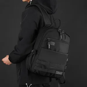 Minimalistischer wasserdichter Herren Rucksack in Schwarz mit taktischen Gurten