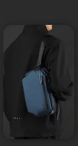 Détail du sac bandoulière bleu foncé mat imperméable avec large sangle noire ajustable