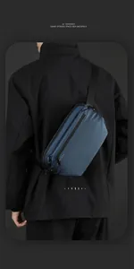 Vue macro de la texture du tissu imperméable et de la sangle réglable de ce sac de poitrine bleu