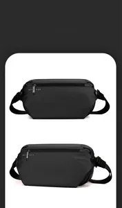 Détails du sac bandoulière noir mat imperméable avec logo et sangle réglable en nylon