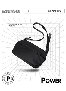 Détail du sac bandoulière techwear noir mat avec sangle réglable et logo imprimé