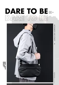 Détail montrant la grande capacité et le design minimaliste de ce sac bandoulière pour hommes
