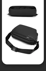 Détail du sac bandoulière noir mat imperméable avec sangle à boucle réglable