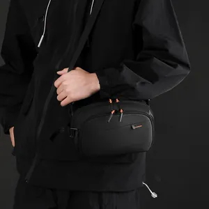 Borsa a tracolla da viaggio nera in nylon con dettagli di cerniere arancioni