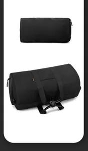 Vista superior y lateral de un bolso de fitness negro con asas reforzadas y tela duradera