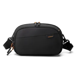 Versatile borsa a tracolla nera con dettagli arancioni e scomparti multipli con zip