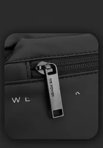 Détail du tissu imperméable et du zip métallique sur le sac à bandoulière noir