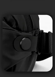 Détail du tissu en nylon imperméable et de la boucle sur le sac bandoulière pour homme