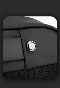Gros plan du tissu imperméable mat avec rivet métallique et mesh alvéolé sur le sac