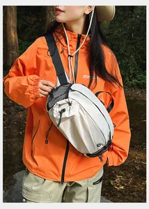 Detailaufnahme der beigen Nylon-Brusttasche mit Kordelzug in einer Waldumgebung