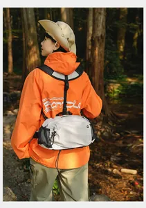 Outdoor-Crossbody-Hüfttasche aus cremefarbenem Nylon in natürlicher Waldumgebung