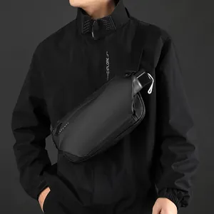 Sac de poitrine noir imperméable pour hommes avec un porte-bouteille latéral très pratique