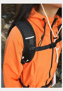 Details verstellbarer, atmungsaktiver Netzschultergurte an leuchtend oranger Outdoorjacke