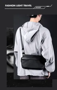 Détails du sac bandoulière noir étanche avec sangle réglable et poche avant zippée