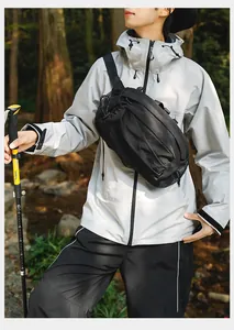 Wasserdichte schwarze Outdoor-Brusttasche mit Netztasche in einer Wald-Wanderszene