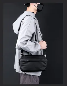 Vue latérale détaillée du sac bandoulière en nylon noir mat avec sangle réglable