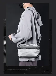 Détail du sac bandoulière argenté avec logo WE POWER et finition métallique de qualité