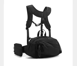 Detail der schwarzen taktischen Brusttasche mit atmungsaktivem Mesh und Nylonmaterial