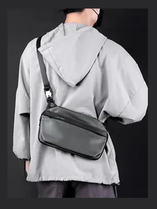 Détail de la sacoche imperméable gris foncé avec boucle tactique à dégagement rapide