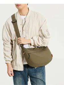 Détail du grand sac bandoulière demi-lune vert olive avec large sangle réglable