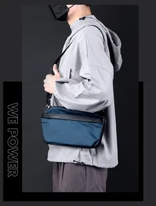 Détail du sac bandoulière bleu marine imperméable avec texture nylon et sangle noire